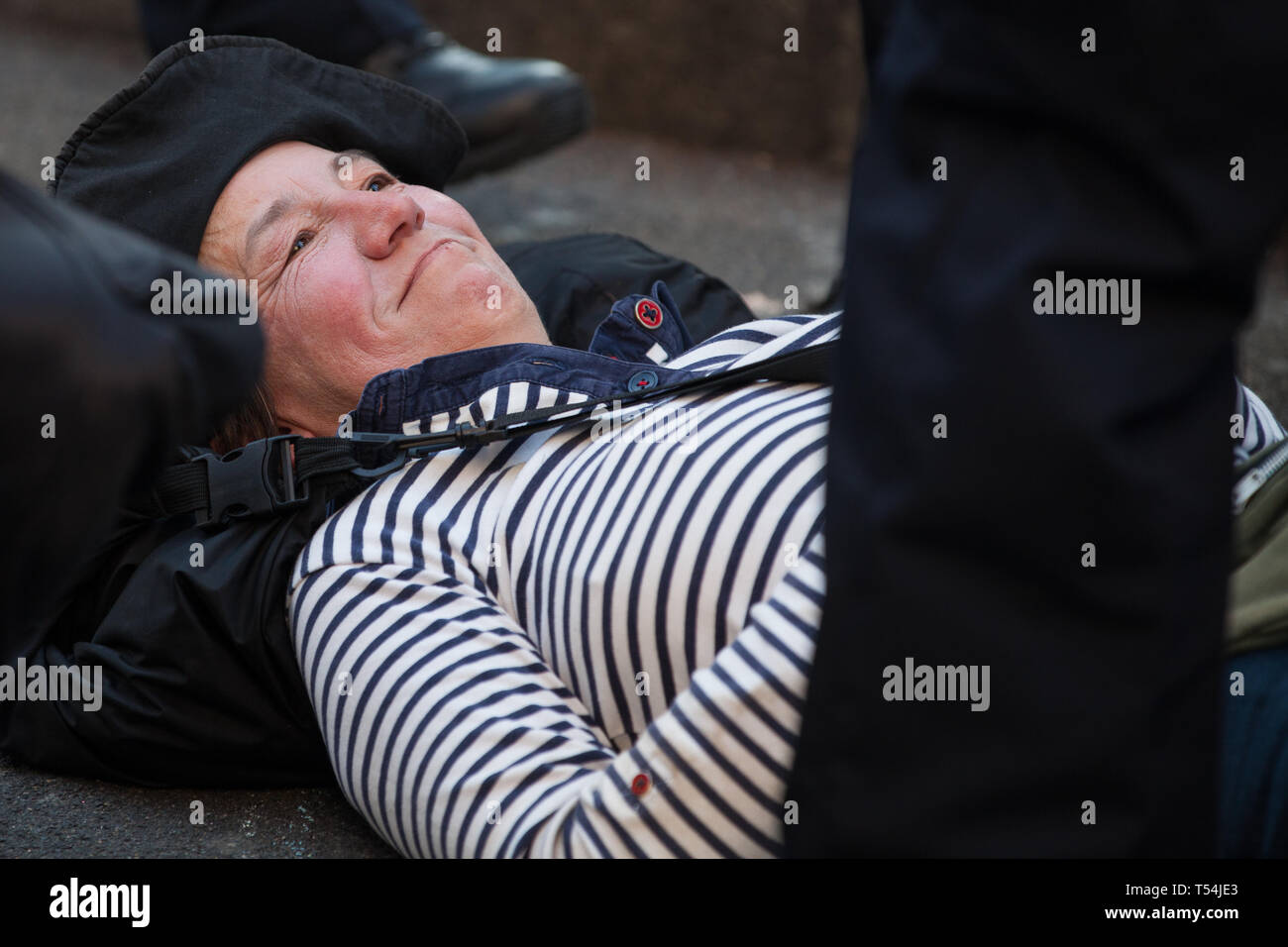 London, Großbritannien. 20. April 2019. Polizisten Klimawandel Aktivisten vor dem Aussterben Rebellion entfernen, darunter eine schwangere Frau, die sich zusammen verriegelt hatte mit einem Arm am Oxford Circus nach einer Polizeioperation es von Demonstranten zu löschen früh am Tag. Im Herzen des Londoner Einkaufsviertel war bis in den späten Nachmittag durch Lock-ons am sechsten Tag der Internationalen Rebellion Aktivitäten auf die britische Regierung auf, dringend Maßnahmen zu ergreifen, um den Klimawandel zu bekämpfen blockiert. Credit: Mark Kerrison/Alamy leben Nachrichten Stockfoto