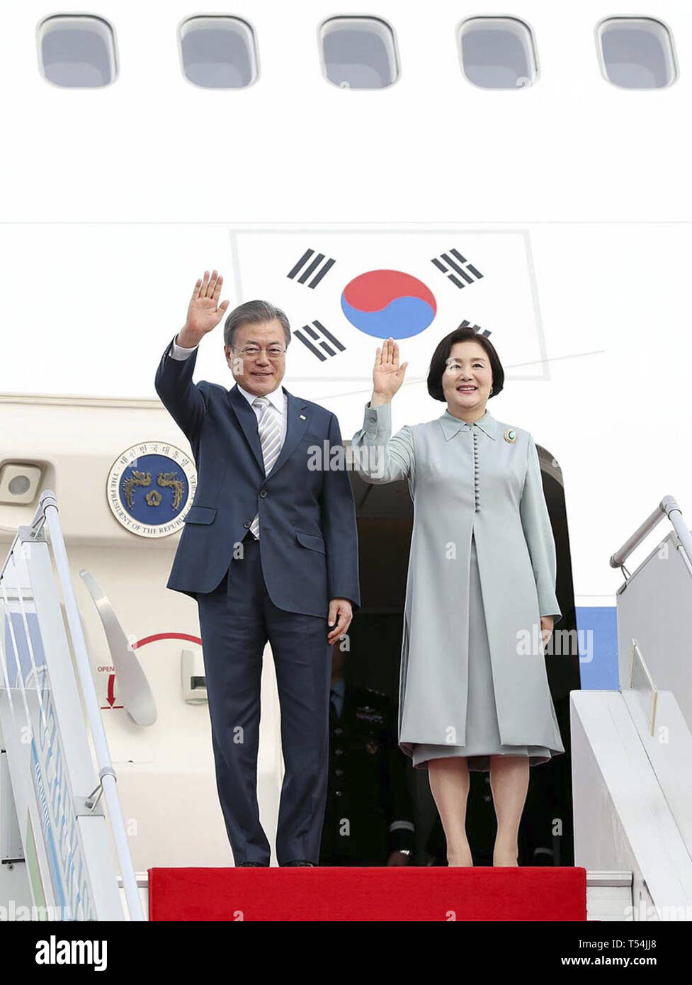 Taschkent, Usbekistan. 18 Apr, 2019. April 18, 2019 - Taschkent, Uzbekistan-In diese Bilder Fotograf ist Präsident Haus Beamte. Südkoreanischen Präsidenten Moon Jae In und First Lady Kim Jung Sook Taschkent während einer begrüßt Zeremonie am Flughafen Taschkent in Usbekistan eingetroffen ist. Südkoreanischen Präsidenten Moon Jae in besuchen Sie Usbekistan 4 Tag planen. Credit: Zuma Presse/ZUMA Draht/Alamy leben Nachrichten Stockfoto