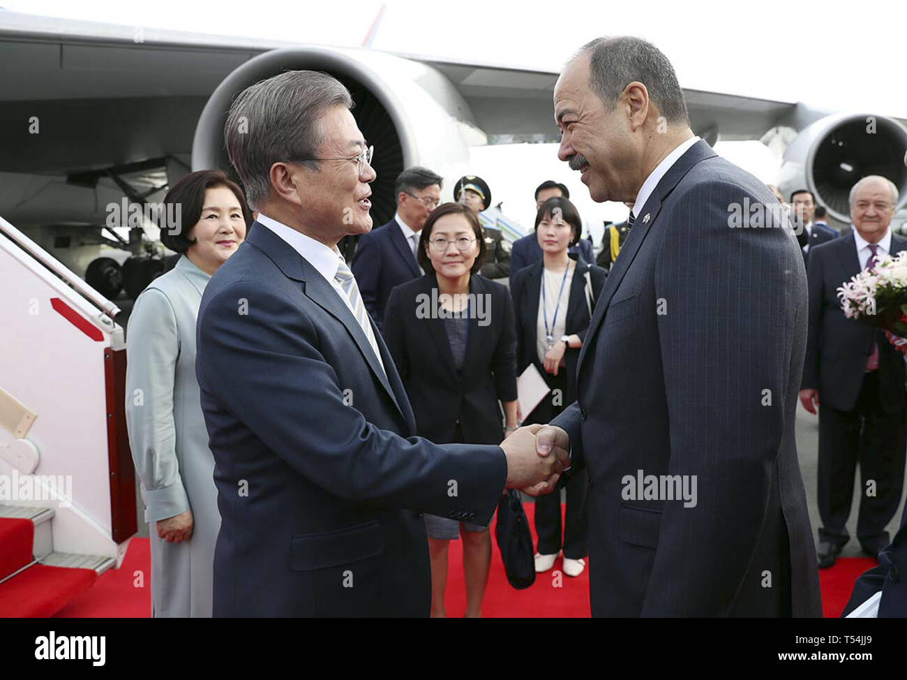 Taschkent, Usbekistan. 18 Apr, 2019. April 18, 2019 - Taschkent, Uzbekistan-In diese Bilder Fotograf ist Präsident Haus Beamte. Südkoreanischen Präsidenten Moon Jae in Usbekistan und Premierminister Abdulla Aripov schüttelt Hand während einer begrüßt Zeremonie am Flughafen Taschkent in Usbekistan. Südkoreanischen Präsidenten Moon Jae in besuchen Sie Usbekistan 4 Tag planen. Credit: Zuma Presse/ZUMA Draht/Alamy leben Nachrichten Stockfoto