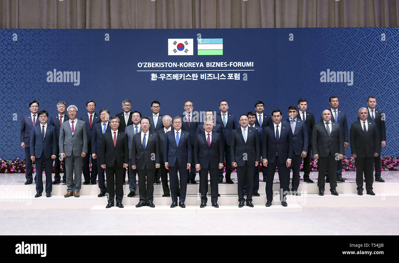 Taschkent, Usbekistan. 19 Apr, 2019. April 19, 2019 - Taschkent, Uzbekistan-In diese Bilder Fotograf ist Präsident Haus Beamte. Südkoreanischen Präsidenten Moon Jae In (c l) und Usbekistans Präsident Shavkat Mirziyoyev (c r) stand stellen ihr Denkmal Bild während einer KOR-UZB business forum im Uz Expo Convention in Taschkent, Usbekistan. Südkoreanischen Präsidenten Moon Jae in besuchen Sie Usbekistan 4 Tag planen. Credit: Zuma Presse/ZUMA Draht/Alamy leben Nachrichten Stockfoto