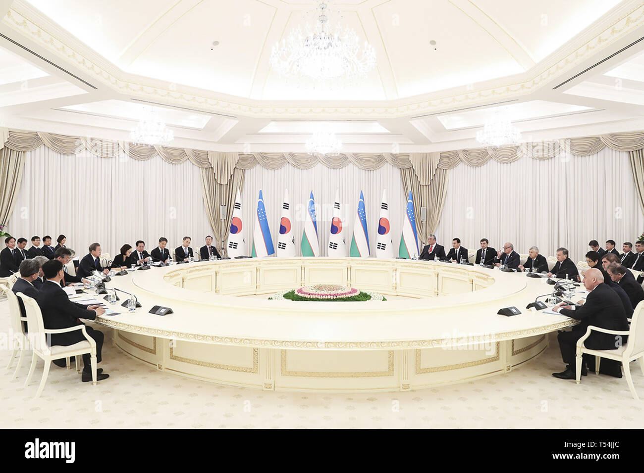 Taschkent, Usbekistan. 19 Apr, 2019. April 19, 2019 - Taschkent, Uzbekistan-In diese Bilder Fotograf ist Präsident Haus Beamte. Südkoreanischen Präsidenten Moon Jae In sprechen ihre Sitzung während eines KOR-UZB Gipfeltreffen der Präsidenten in Taschkent, Usbekistan. Südkoreanischen Präsidenten Moon Jae in besuchen Sie Usbekistan 4 Tag planen. Credit: Zuma Presse/ZUMA Draht/Alamy leben Nachrichten Stockfoto