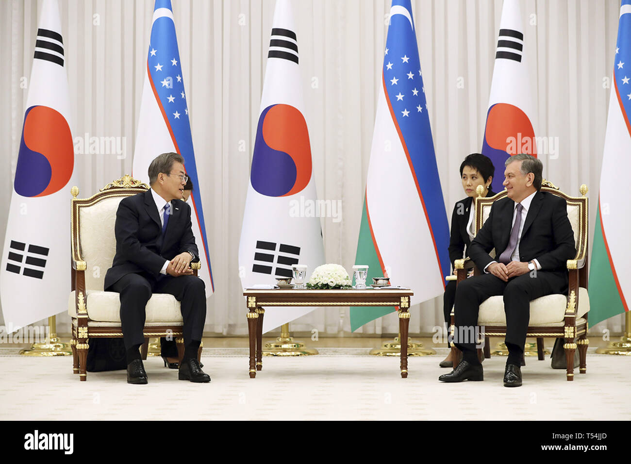 Taschkent, Usbekistan. 19 Apr, 2019. April 19, 2019 - Taschkent, Uzbekistan-In diese Bilder Fotograf ist Präsident Haus Beamte. Südkoreanischen Präsidenten Moon Jae In (l) und Usbekistans Präsident Shavkat Mirziyoyev treffen während einer KOR-UZB Gipfeltreffen der Präsidenten in Taschkent, Usbekistan. Südkoreanischen Präsidenten Moon Jae in besuchen Sie Usbekistan 4 Tag planen. Credit: Zuma Presse/ZUMA Draht/Alamy leben Nachrichten Stockfoto
