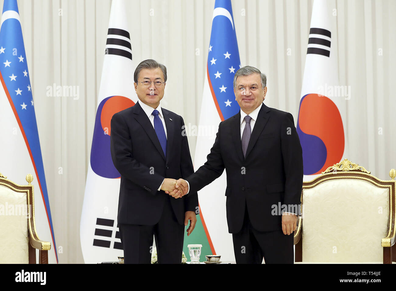 Taschkent, Usbekistan. 19 Apr, 2019. April 19, 2019 - Taschkent, Uzbekistan-In diese Bilder Fotograf ist Präsident Haus Beamte. Südkoreanischen Präsidenten Moon Jae In (l) und Usbekistans Präsident Shavkat Mirziyoyev shakes habds vor der Sitzung während einer KOR-UZB Gipfeltreffen der Präsidenten in Taschkent, Usbekistan. Südkoreanischen Präsidenten Moon Jae in besuchen Sie Usbekistan 4 Tag planen. Credit: Zuma Presse/ZUMA Draht/Alamy leben Nachrichten Stockfoto