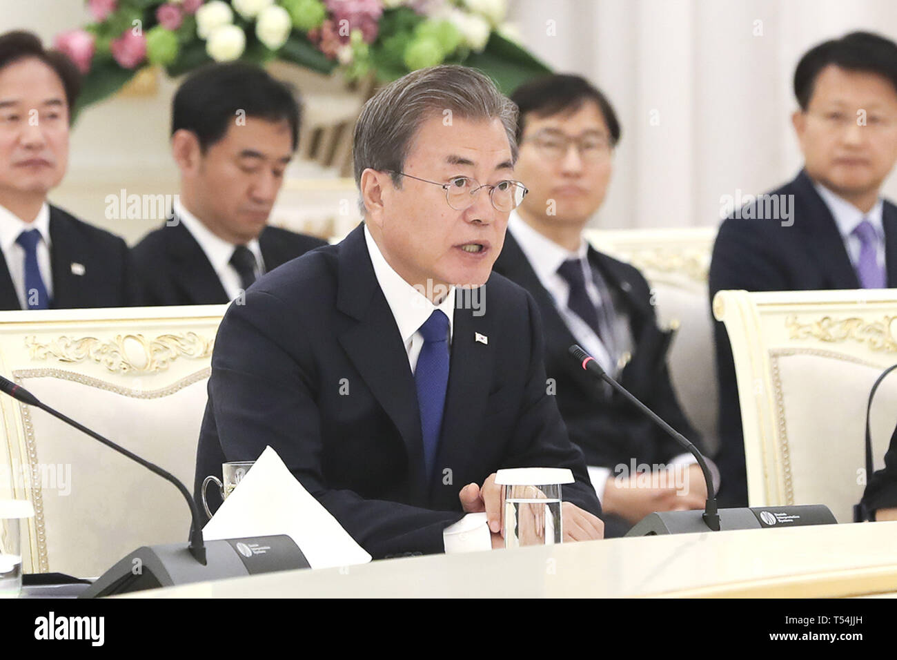 Taschkent, Usbekistan. 19 Apr, 2019. April 19, 2019 - Taschkent, Uzbekistan-In diese Bilder Fotograf ist Präsident Haus Beamte. Südkoreanischen Präsidenten Moon Jae In sprechen ihre Sitzung während eines KOR-UZB Gipfeltreffen der Präsidenten in Taschkent, Usbekistan. Südkoreanischen Präsidenten Moon Jae in besuchen Sie Usbekistan 4 Tag planen. Credit: Zuma Presse/ZUMA Draht/Alamy leben Nachrichten Stockfoto