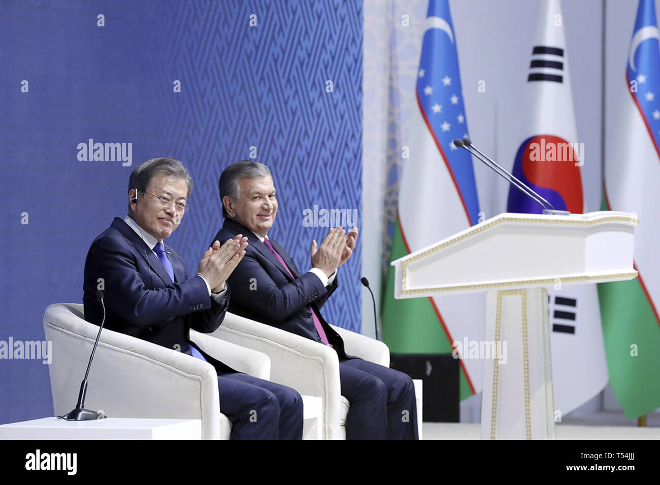 Taschkent, Usbekistan. 19 Apr, 2019. April 19, 2019 - Taschkent, Uzbekistan-In diese Bilder Fotograf ist Präsident Haus Beamte. Südkoreanischen Präsidenten Moon Jae In (c l) und Usbekistans Präsident Shavkat Mirziyoyev (c r) während eines KOR-UZB business forum im Uz Expo Convention in Taschkent, Usbekistan. Südkoreanischen Präsidenten Moon Jae in besuchen Sie Usbekistan 4 Tag planen. Credit: Zuma Presse/ZUMA Draht/Alamy leben Nachrichten Stockfoto