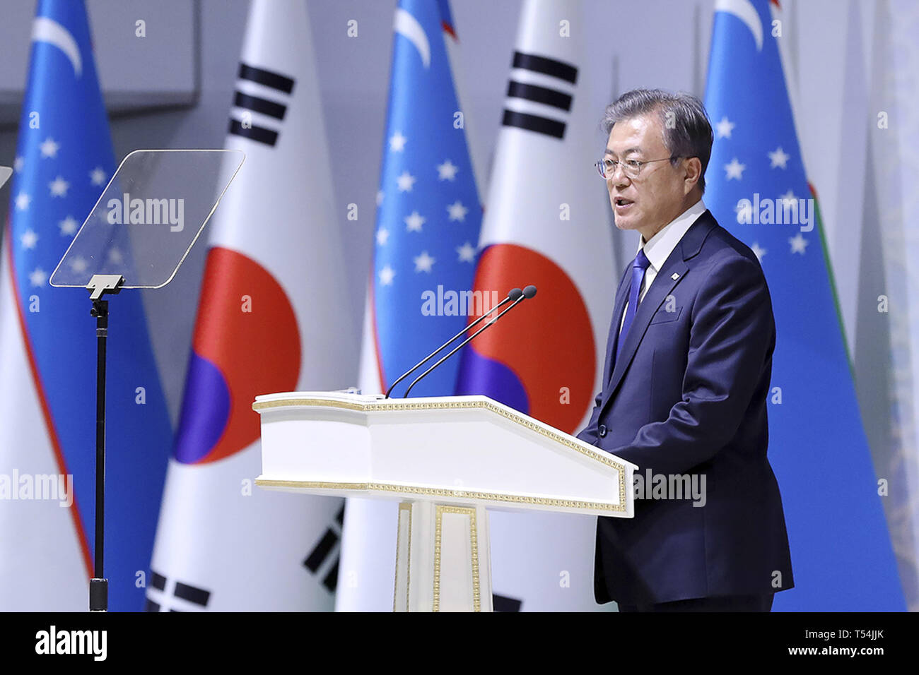 Taschkent, Usbekistan. 19 Apr, 2019. April 19, 2019 - Taschkent, Uzbekistan-In diese Bilder Fotograf ist Präsident Haus Beamte. Südkoreanischen Präsidenten Moon Jae In der Rede Adressen während eines KOR-UZB business forum im Uz Expo Convention in Taschkent, Usbekistan. Südkoreanischen Präsidenten Moon Jae in besuchen Sie Usbekistan 4 Tag planen. Credit: Zuma Presse/ZUMA Draht/Alamy leben Nachrichten Stockfoto