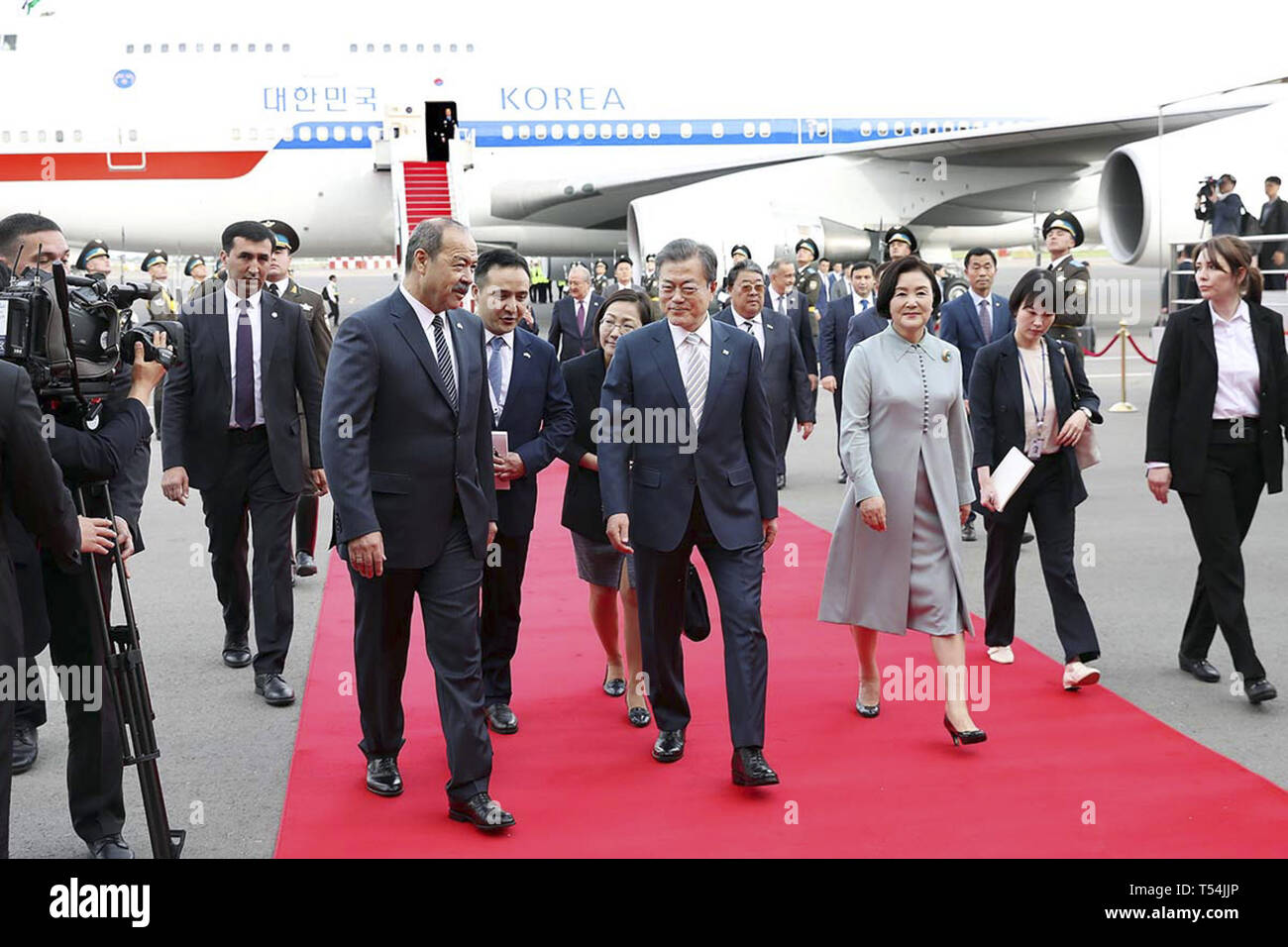 Taschkent, Usbekistan. 18 Apr, 2019. April 18, 2019 - Taschkent, Uzbekistan-In diese Bilder Fotograf ist Präsident Haus Beamte. Südkoreanischen Präsidenten Moon Jae in (c) und Usbekistan Ministerpräsident Abdulla Aripov (l) Intensivierung der rote Teppich während einer begrüßt Zeremonie am Flughafen Taschkent in Usbekistan. Südkoreanischen Präsidenten Moon Jae in besuchen Sie Usbekistan 4 Tag planen. Credit: Zuma Presse/ZUMA Draht/Alamy leben Nachrichten Stockfoto