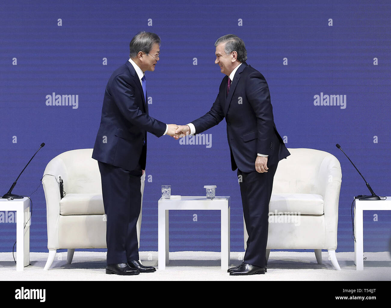 Taschkent, Usbekistan. 19 Apr, 2019. April 19, 2019 - Taschkent, Uzbekistan-In diese Bilder Fotograf ist Präsident Haus Beamte. Südkoreanischen Präsidenten Moon Jae in Usbekistan Präsident Shavkat Mirziyoyev und Hände schüttelt nach Forum während ein KOR-UZB business forum im Uz Expo Convention in Taschkent, Usbekistan. Südkoreanischen Präsidenten Moon Jae in besuchen Sie Usbekistan 4 Tag planen. Credit: Zuma Presse/ZUMA Draht/Alamy leben Nachrichten Stockfoto