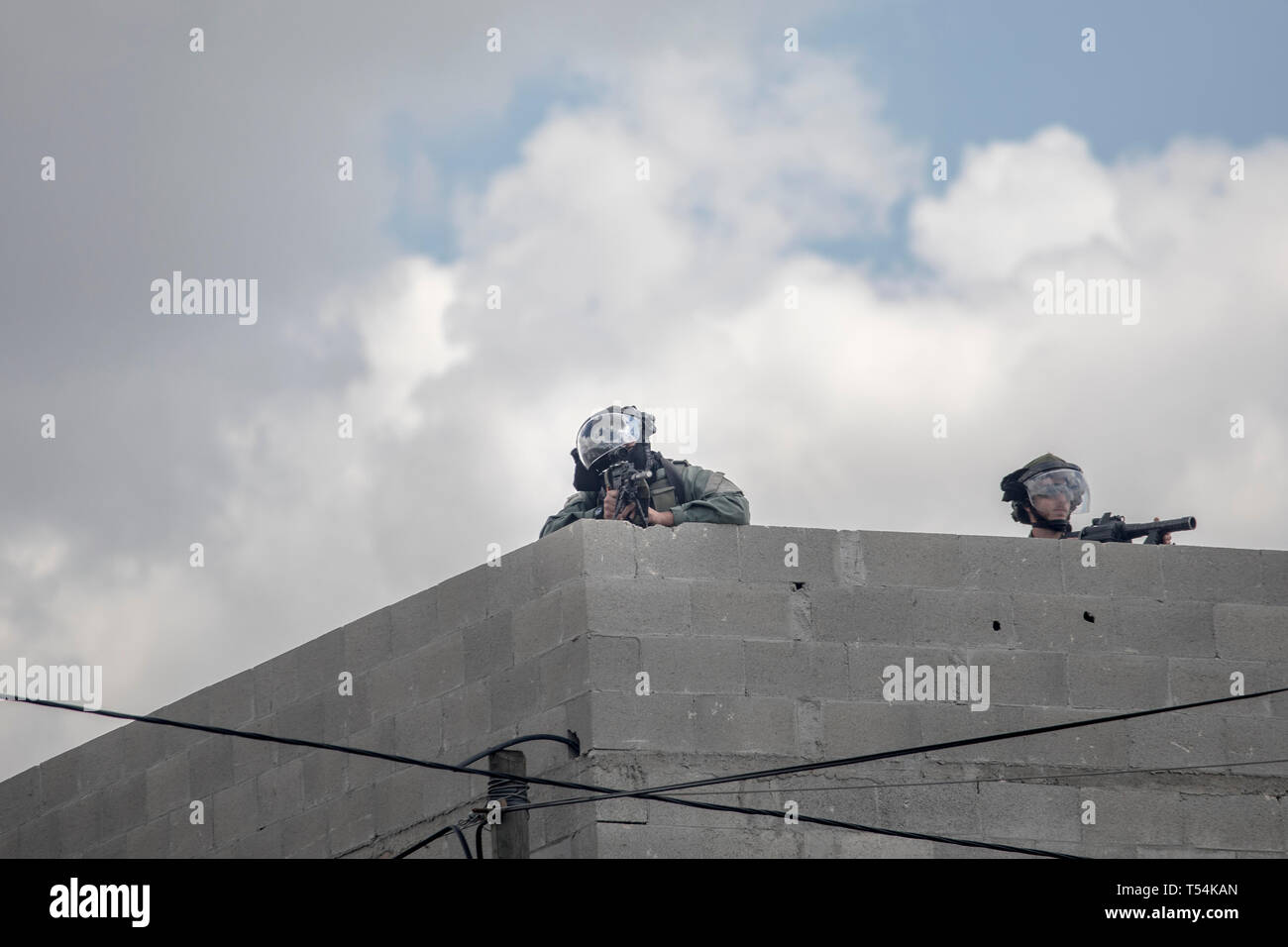 Palästina. 19 Apr, 2019. Israelische Scharfschützen gesehen, die Positionen auf der Dachterrasse während der Auseinandersetzungen. Palästinenser stieß mit der israelischen Armee während der Demonstration in das Dorf Kafr Qaddum. Palästinenser März jeden Freitag und Samstag im Dorf Kafr Qaddum seit 2011 durch die Schließung eines ihrer Straßen und Land Beschlagnahme durch die israelischen Behörden. Diese Entscheidungen wurden getroffen, die Israelische Siedlung Kedumim zu erweitern. Durch diese Strasse, die Palästinenser waren in der Lage, die wichtigsten Stadt Nablus in 15 Minuten zu erreichen, jetzt dauert es mehr als 45 Minuten. Credit: SOPA Images Limited/Alamy Stockfoto