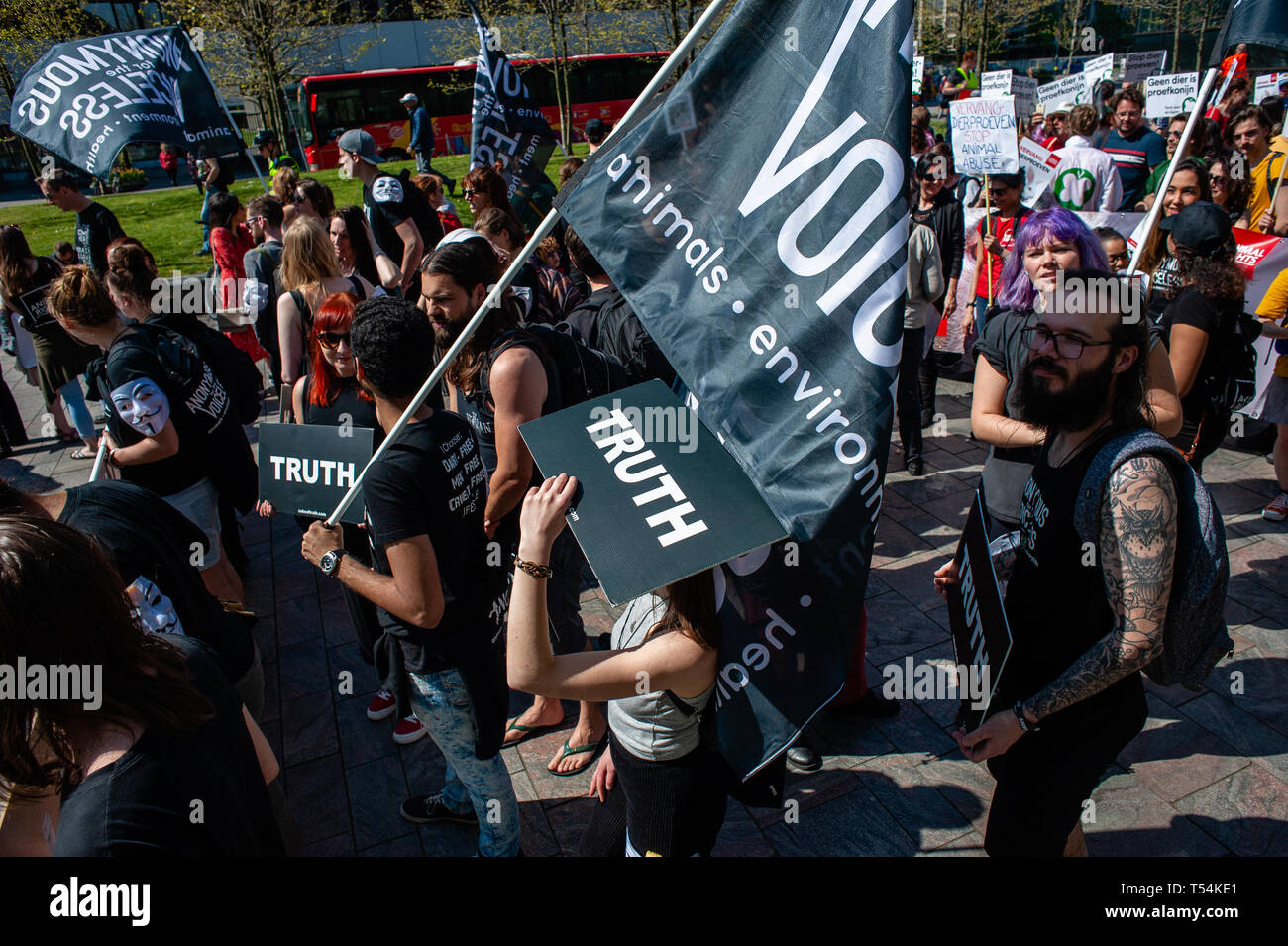 Rotterdam, Niederlande. 20 Apr, 2019. Eine Gruppe von pro Tieren Aktivisten werden gesehen, Plakate während des Protestes. Die Nichtregierungsorganisation "Tierrechte" organisiert eine Demonstration für den Ersatz von Tierversuchen. Hunderte von Menschen in der Innenstadt von Rotterdam gesammelt an die niederländische Regierung zu fordern Stopp Subventionierung Tierversuche und andere Alternativen. Credit: SOPA Images Limited/Alamy leben Nachrichten Stockfoto