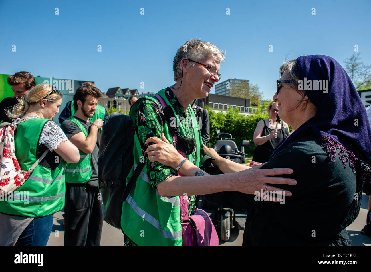 Rotterdam, Niederlande. 20 Apr, 2019. Zwei Aktivisten sind Gesehen einander umarmen vor der Demonstration. Ein Trauerzug wurde von der internationalen Bewegung durchgeführt, Aussterben Rebellion in Rotterdam. Mit dieser Aktion, die Bewegung fordert die niederländische Regierung ein Klima Not wirken auf einen Delta Plan Klima für Rotterdam, Null CO2-Emissionen im Jahr 2025 zu erklären, einschliesslich der Hafen von Rotterdam. Credit: SOPA Images Limited/Alamy leben Nachrichten Stockfoto