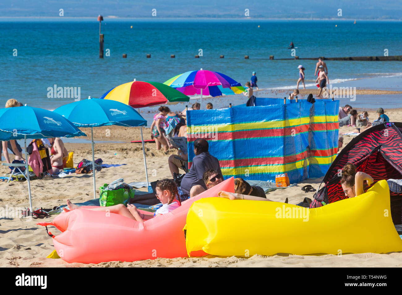 Bournemouth, Dorset, Großbritannien. 21. Apr 2019. UK Wetter: Die hitzewelle weiter mit warmem und sonnigem Wetter, wie Beachgoers Kopf zum Meer die Wärme und Sonnenschein in Bournemouth Strände für Ostern - Mitte Morgen und schon Strände zu genießen sind verpackt, als Sonnenanbeter gehen Sie früh in ihrem Lebensraum zu erhalten. Credit: Carolyn Jenkins/Alamy leben Nachrichten Stockfoto