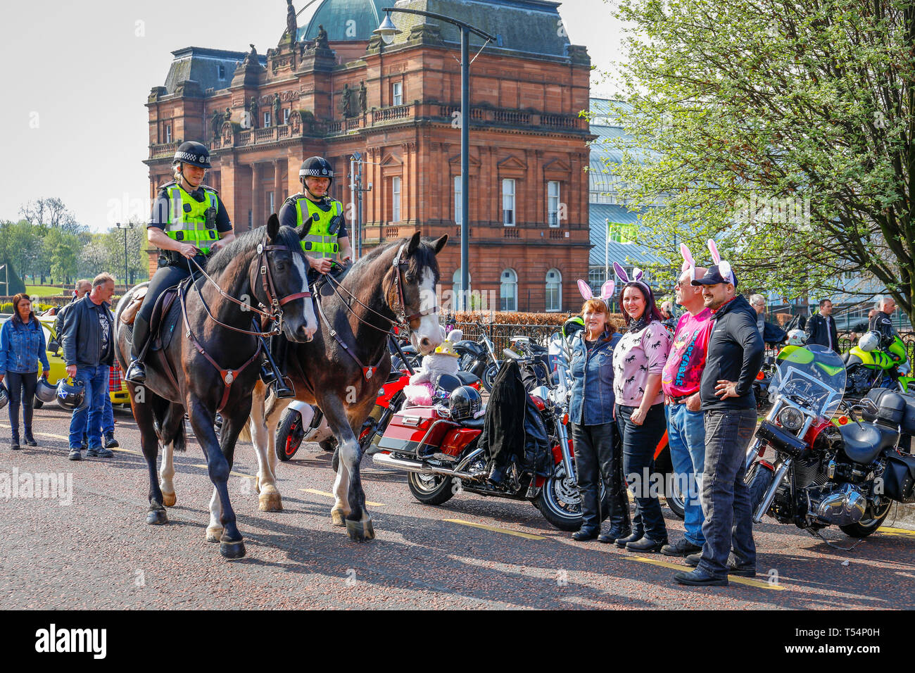 Glasgow, UK. 21 Apr, 2019. Eine estimatd 1000 Motorräder, Fahrer und Sozius Passagiere (viele in ausgefallenen Kostüm) Teil in diesem Jahre jährliche Glasgow Krankenhaus der Kinder liebe Ostern Fahrt mit dem Fahrrad von Glasgow Green durch die Innenstadt, das Krankenhaus der Kinder am Queen Elizabeth Hospital, Govan, Glasgow mit der Hoffnung auf weitere Aufklärung in Spenden als letzte Jahre £ 12.000. Dieses Jahr wird die Veranstaltung durch das Recht auf Lord Provost von Glasgow, Eva Bolander und Jim Todd, der Propst von East Ayrshire unterstützt wurde. Credit: Findlay/Alamy leben Nachrichten Stockfoto