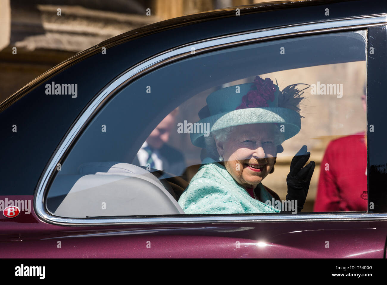 Windsor, Großbritannien. 21. April 2019. Die Königin Lächeln, da sie verlässt St. George's Chapel in Windsor Castle nach dem Ostersonntag Service. Credit: Mark Kerrison/Alamy leben Nachrichten Stockfoto