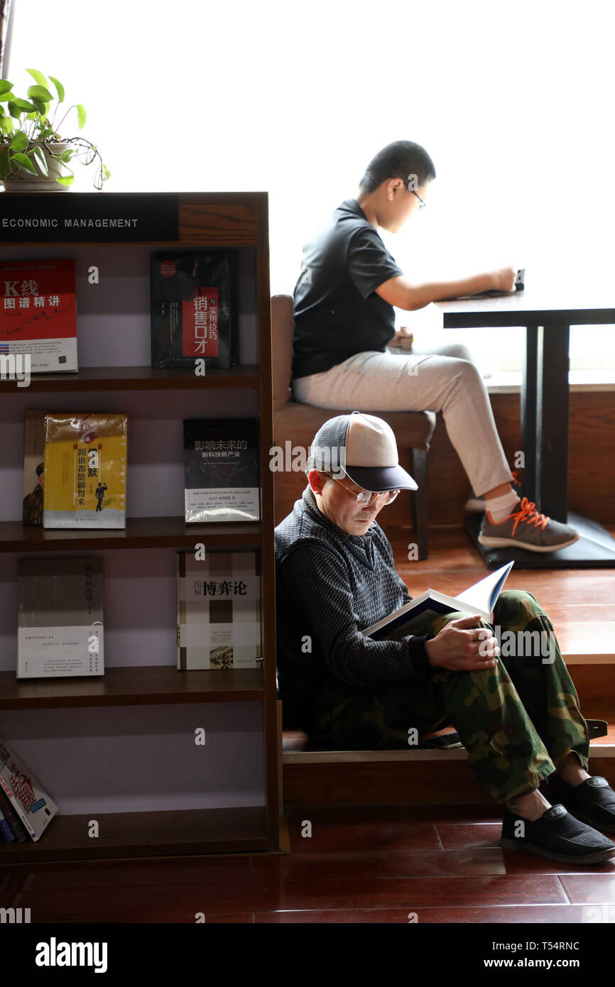 Binzhou, der chinesischen Provinz Shandong. 21 Apr, 2019. Die Menschen lesen an einer Buchhandlung im Boxen Grafschaft von Binzhou, der ostchinesischen Provinz Shandong, 21. April 2019. Credit: Chen Bin/Xinhua/Alamy leben Nachrichten Stockfoto