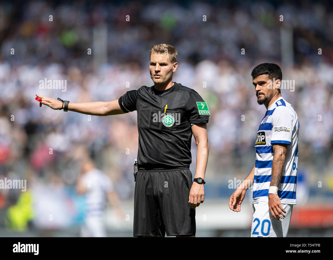 Duisburg, Deutschland. 20 Apr, 2019. Schiedsrichter Timo GERACH, Geste, Gestik, Fußball 2. 1. Fussballbundesliga, 30. Spieltag MSV Duisburg (DU) - SV Sandhausen (SH) 2:2, 20.04.2019 in Duisburg/Deutschland. ##DFL-Bestimmungen verbieten die Verwendung von Fotografien als Bildsequenzen und/oder quasi-Video## € | Nutzung der weltweiten Kredit: dpa/Alamy leben Nachrichten Stockfoto