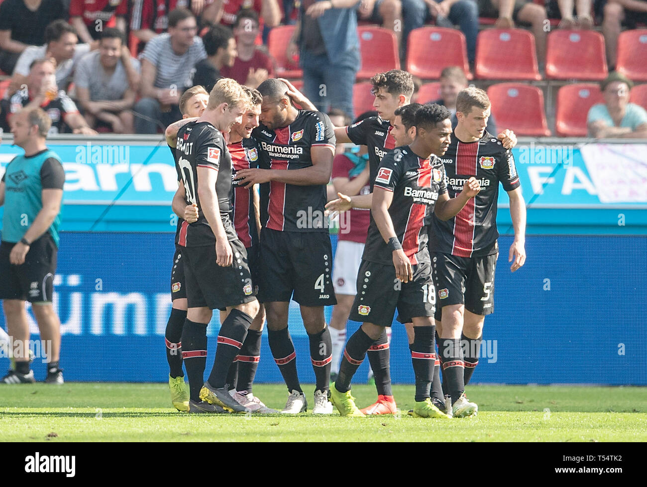 Jubel LEV für Torhüter Lucas ALARIO (LEV) nach dem Ziel es 1-0 zu machen, nach rechts Julian BRANDT (LEV), Lucas ALARIO (LEV), Jonathan TAH (LEV), Kai HAVERTZ (LEV), WENDELL (LEV), Sven BENDER (LEV) Fußball 1. Fussballbundesliga, 30. Spieltag, Bayer 04 Leverkusen (LEV) - FC Nürnberg (N), 20.04.2019 in Leverkusen/Deutschland verlassen. ##DFL-Bestimmungen verbieten die Verwendung von Fotografien als Bildsequenzen und/oder quasi-Video## € | Nutzung weltweit Stockfoto