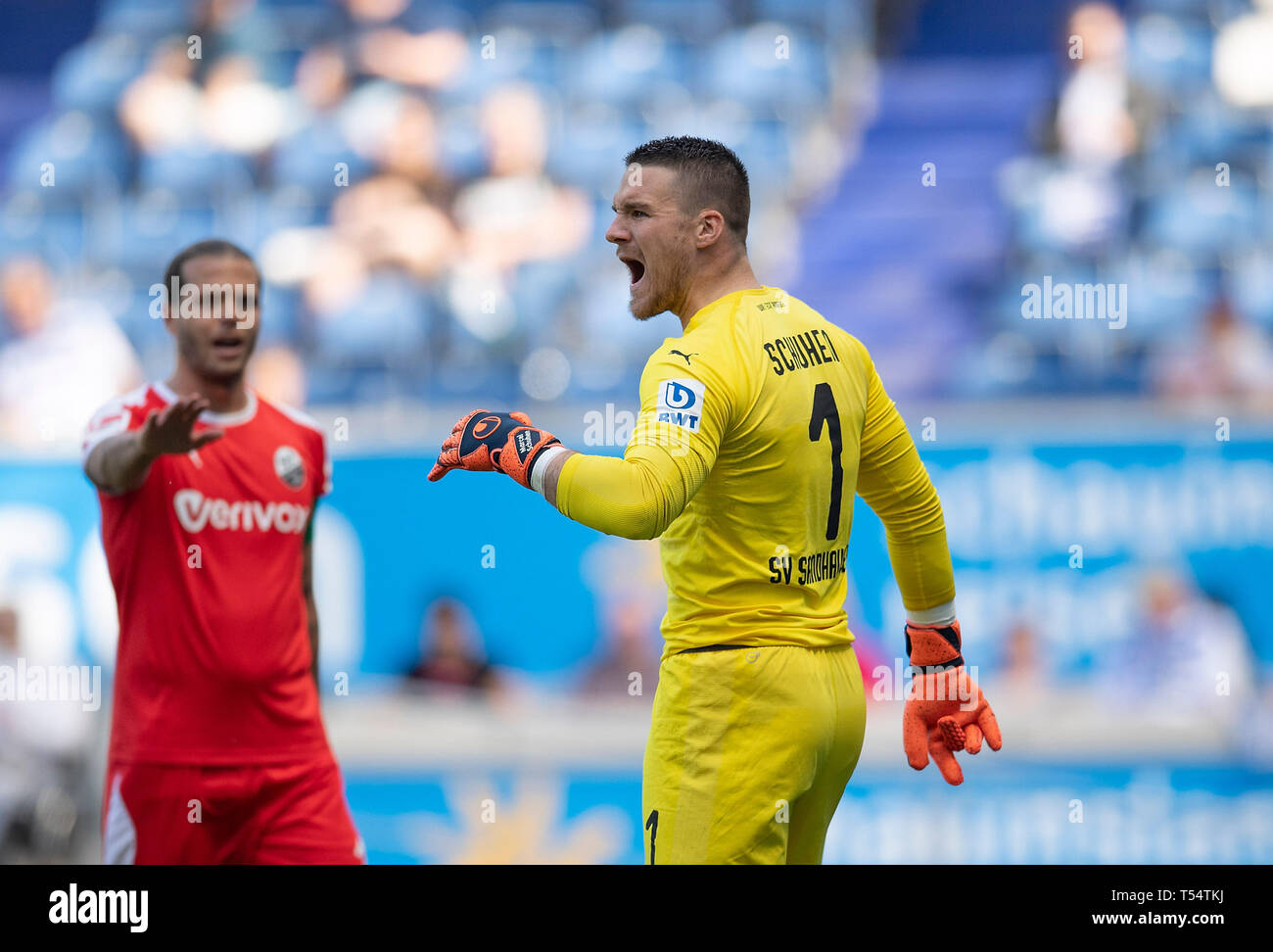 Torwart Marcel SCHUHEN (SH) feuert seine Mannschaft, Fußball 2. 1. Fussballbundesliga, 30. Spieltag MSV Duisburg (DU) - SV Sandhausen (SH) 2:2, am 20.04.2019 in Duisburg/Deutschland. ##DFL-Bestimmungen verbieten die Verwendung von Fotografien als Bildsequenzen und/oder quasi-Video## € | Nutzung weltweit Stockfoto