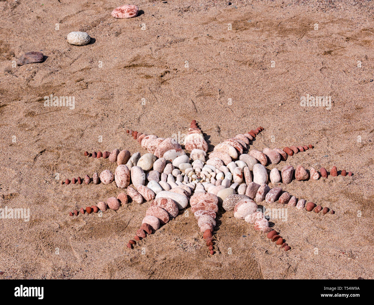 Dunbar, East Lothian, Schottland, Großbritannien. 21. Apr 2019. Europäische Stein stacking Meisterschaft: ein Stein artwork Beginnen von Jon Foreman erstellt, aus Wales in der künstlerischen Wettbewerb, so dass Wettbewerber 3 Stunden nichts von Steinen oder gefundene Gegenstände in Augenhöhe Cave Beach zu erstellen Stockfoto