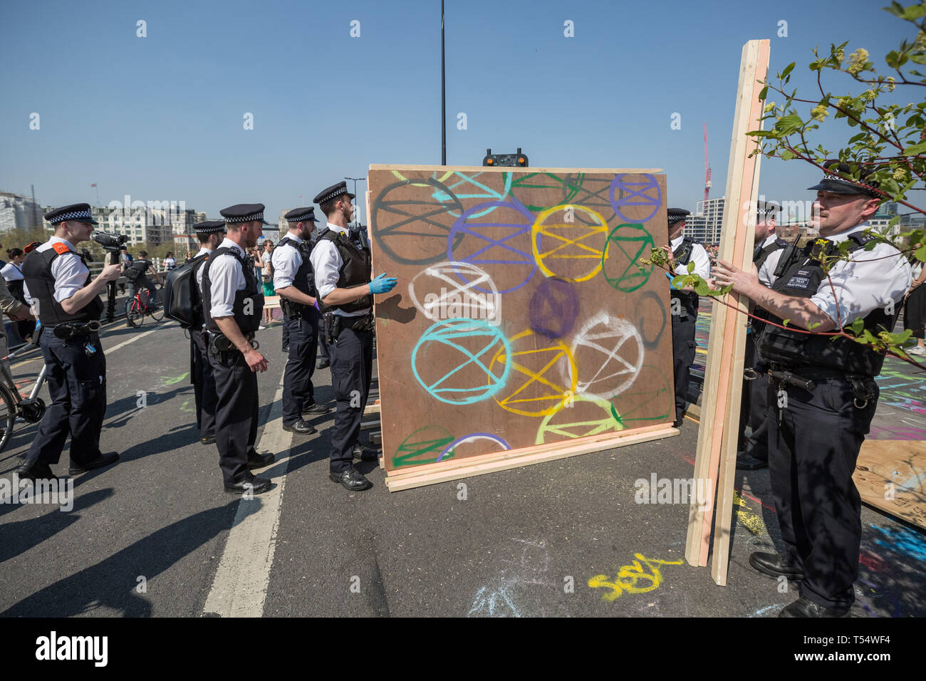 London, Großbritannien. 21. April 2019. Polizei zu brechen und klare Aussterben Rebellion Demonstranten Camp auf der Waterloo Bridge nehmen Pflanzen, Zelte und andere Lager Infrastruktur. Mehr als 1.000 Menschen haben sich während der sechs Tage der Klimawandel Protesten festgenommen worden. Hunderte von Polizisten aus anderen Kräfte haben in die Hauptstadt geschickt worden der Metropolitan Police zu helfen. Credit: Guy Corbishley/Alamy leben Nachrichten Stockfoto