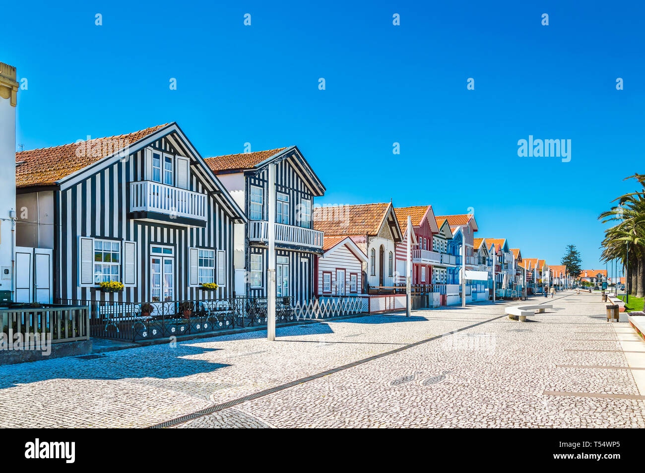 Costa Nova, Portugal: bunt gestreiften Häuser genannt Palheiros mit roten, blauen und grünen Streifen. Costa Nova do Prado ist ein Beach Village Resort auf Atla Stockfoto