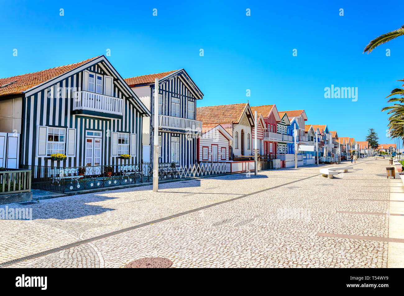 Costa Nova, Portugal: bunt gestreiften Häuser genannt Palheiros mit roten, blauen und grünen Streifen. Costa Nova do Prado ist ein Beach Village Resort auf Atla Stockfoto