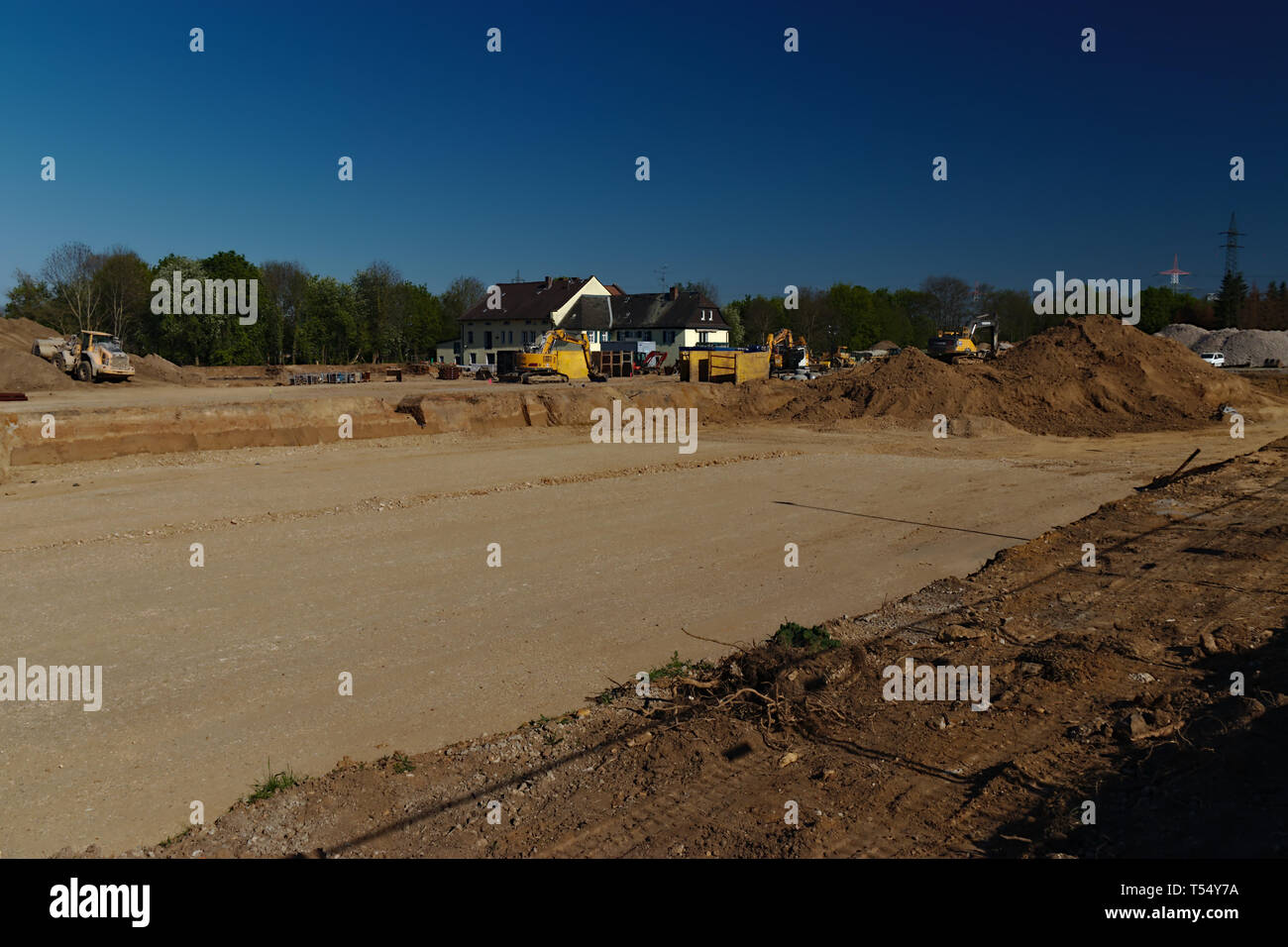 Baugrube für die Wohnung - Gebäude mit Baggern Stockfoto