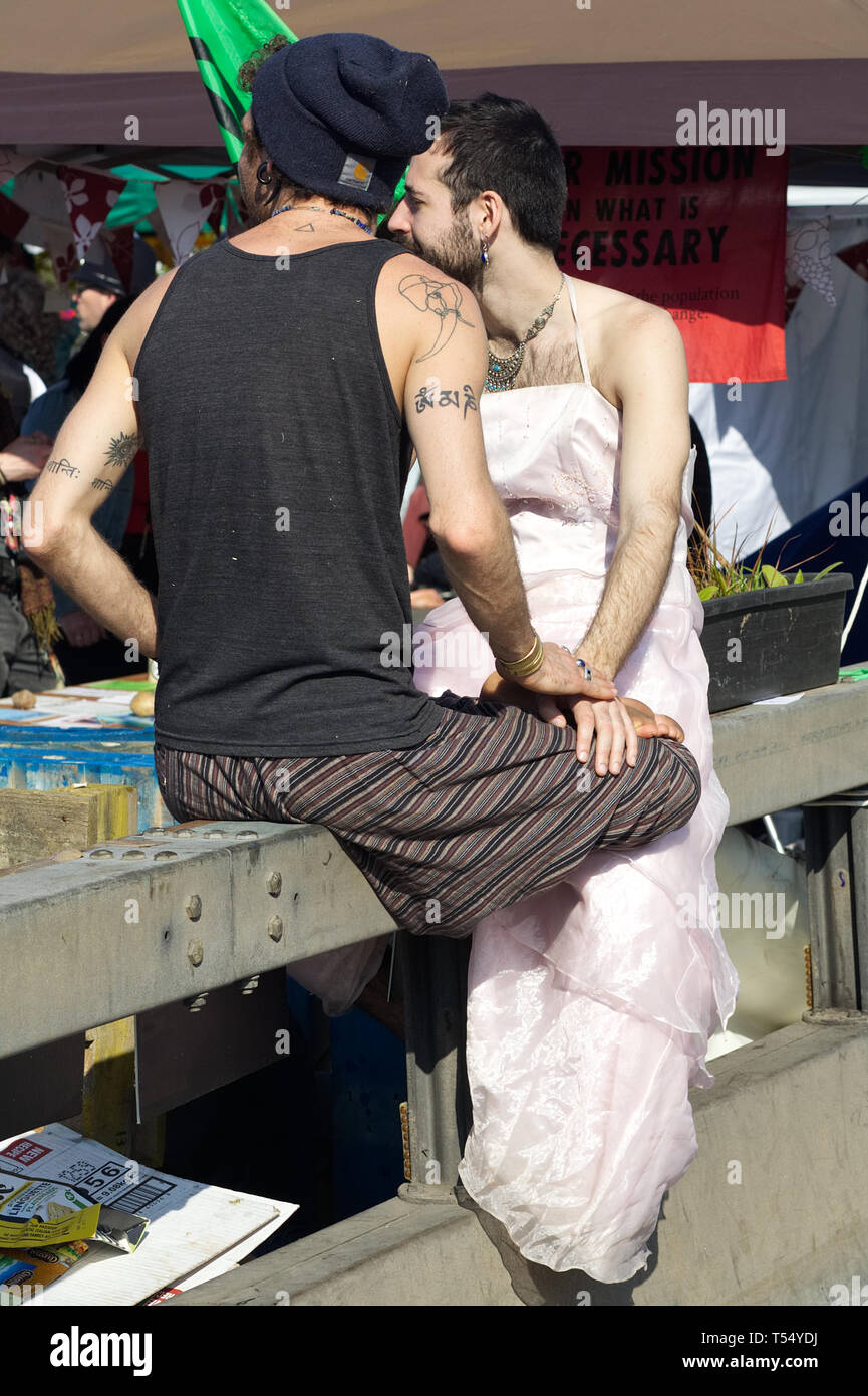 Homosexuelle Paare am Aussterben Rebellion Protest in der UK, Waterloo Bridge, London England Stockfoto