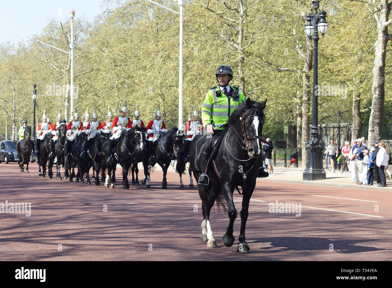 Die Königinnen, Rettungsschwimmer, Household Cavalry mit einer Polizeieskorte auf der Mall London Stockfoto