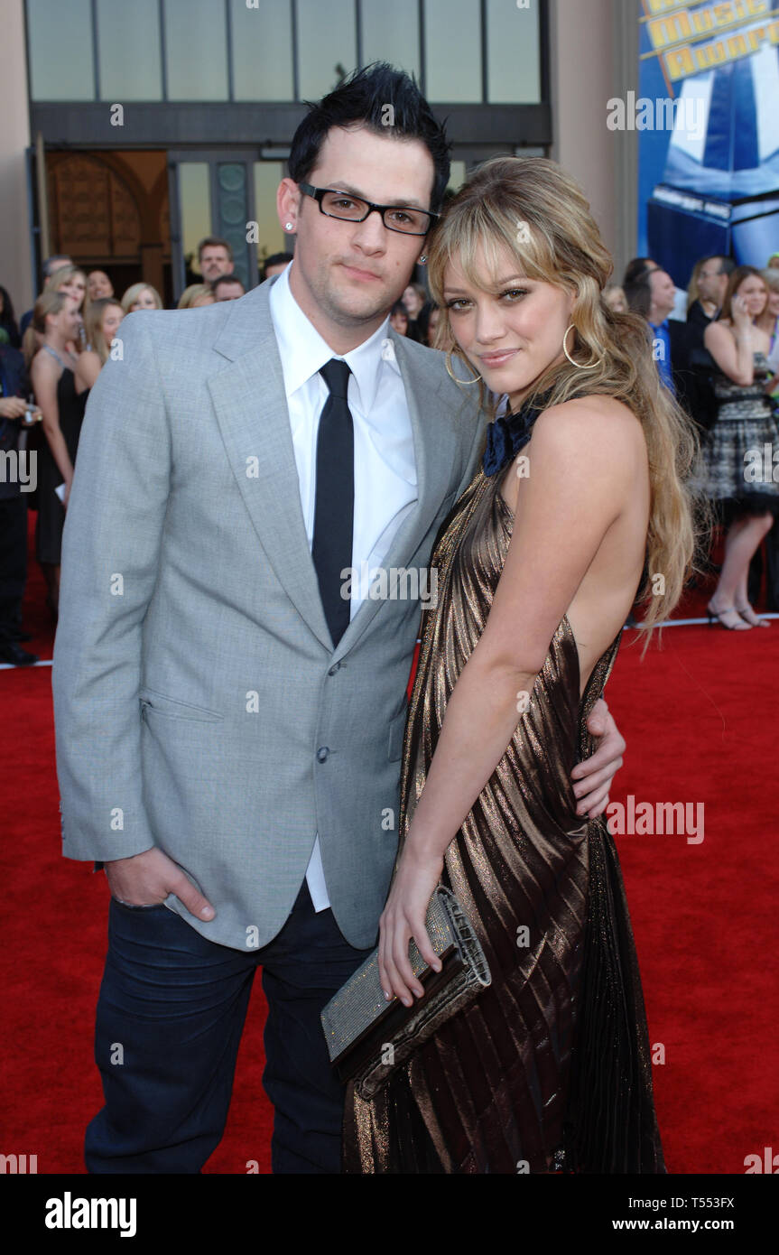 LOS ANGELES, Ca. November 22, 2005: HILARY DUFF & Freund Joe MADDEN bei den American Music Awards 2005 in Los Angeles. © Paul Smith/Featureflash Stockfoto