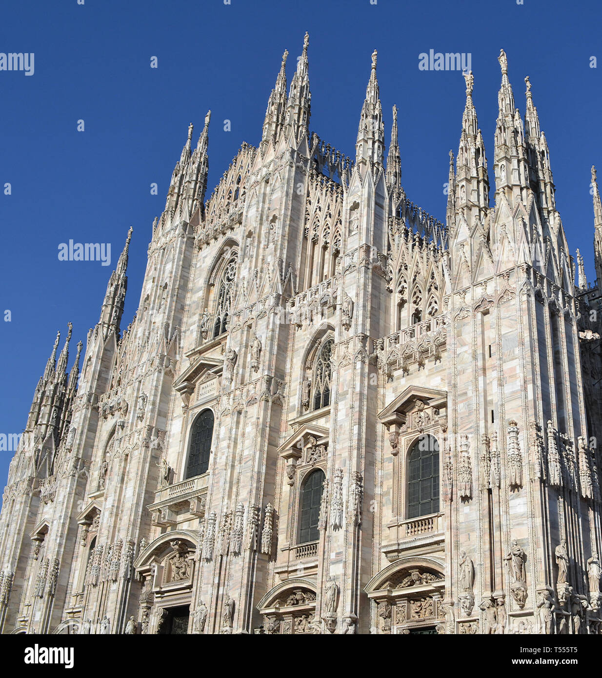 Äußere vordere Blick auf den Mailänder Dom mit schönen klaren blauen Himmel über Stockfoto