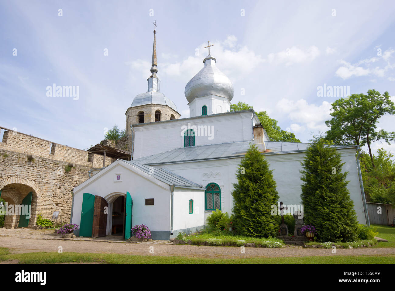 St. Nikolaus Kathedrale im Porkhov Festung auf einem Juni Nachmittag. Pskow, Russland Stockfoto