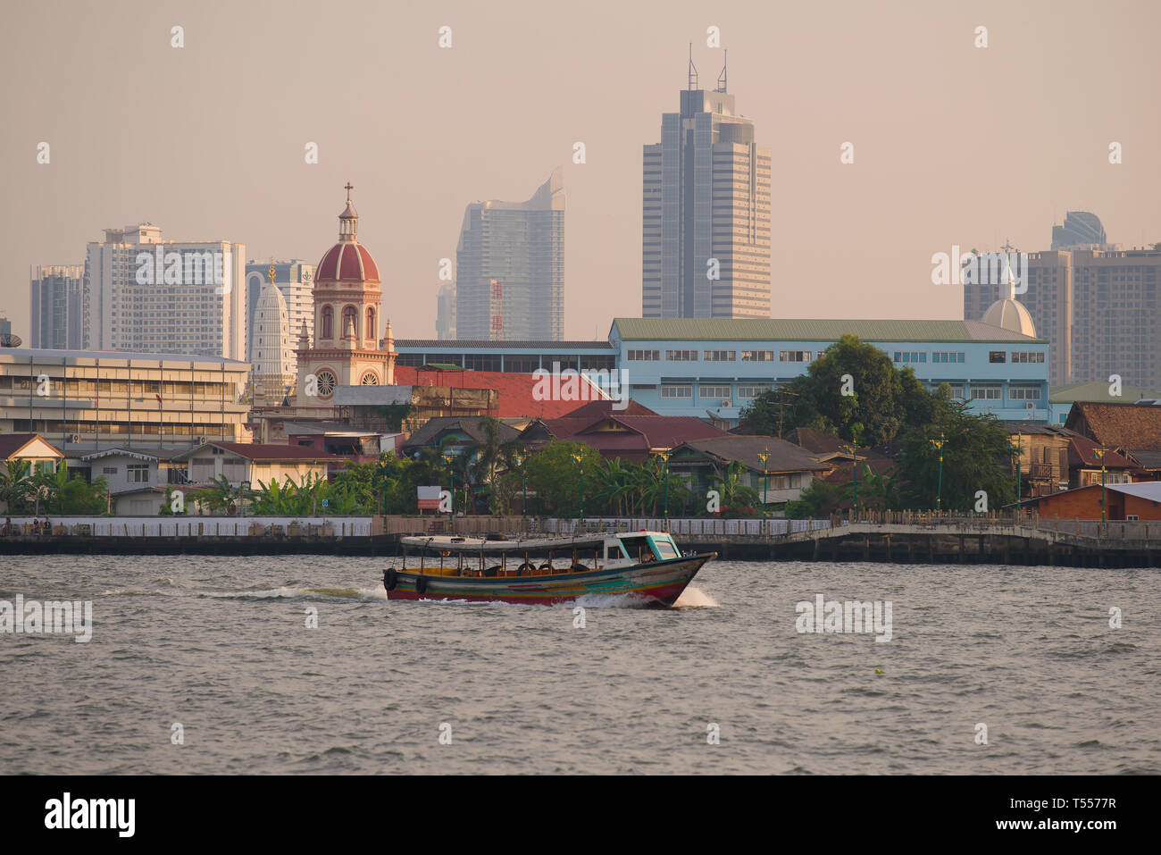 Am Abend auf dem Fluss Chao Phraya. Bangkok, Thailand Stockfoto