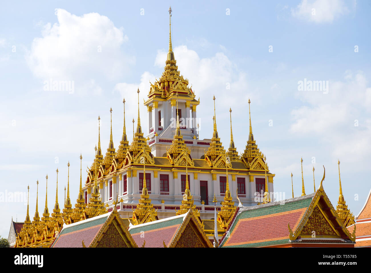 Die Oberseite des Chedi Loha Prasat an einem sonnigen Tag. Buddhistische Tempel Wat Ratchanatdaram Woravihara, Bangkok Stockfoto