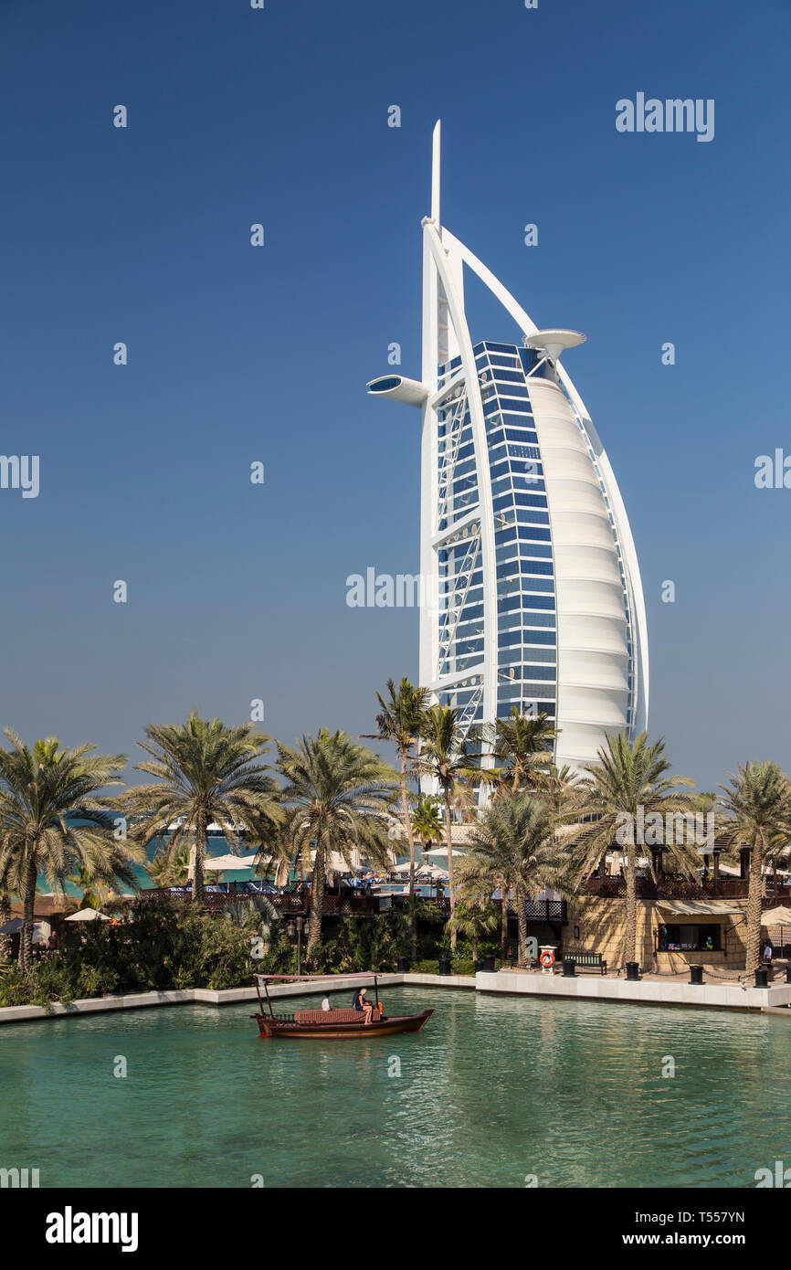 UAE, Dubai, Burj Khalifa von Madinat Jumeirah Gardens Stockfoto