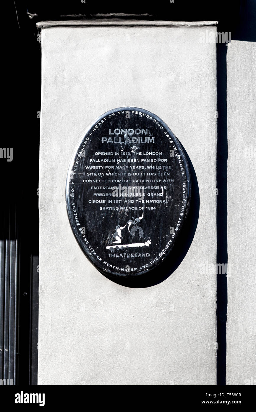 Schwarze Plakette an der Fassade der London Palladium Theater, London, UK Stockfoto
