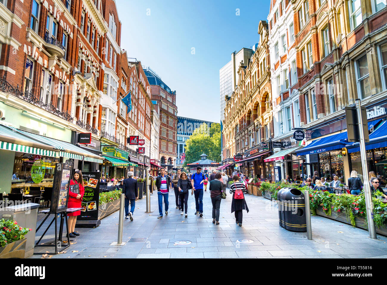 Menschen zu Fuß in Irving Street, Leicester Square, London, UK Stockfoto