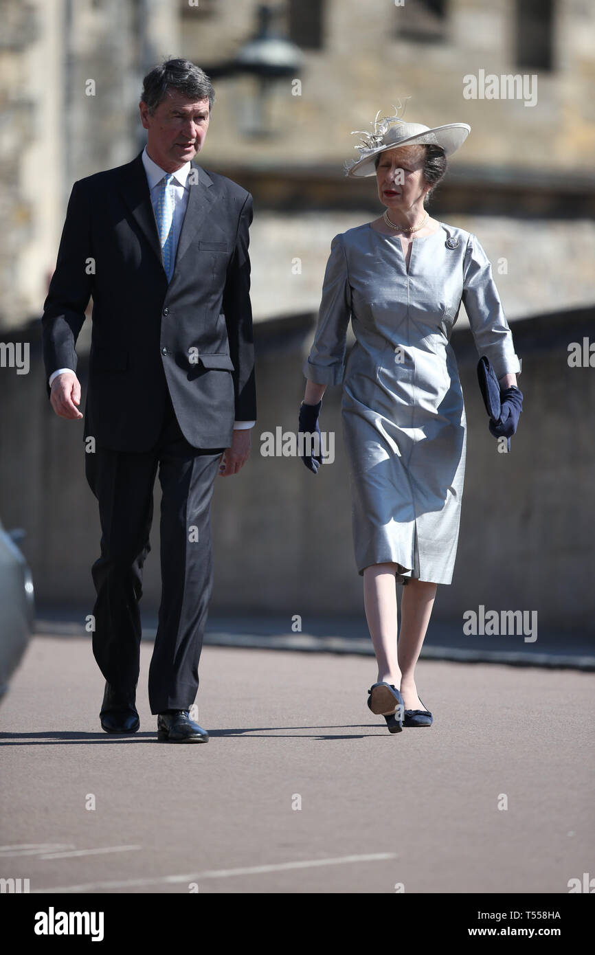 Die Princess Royal und Vice Admiral Sir Timothy Lawrence ankommen, für die Ostern Mattins Service im St George's Kapelle, Schloss Windsor, Windsor. Stockfoto