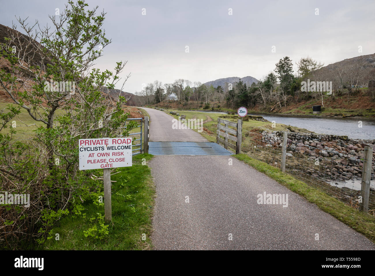 Radfahrer Willkommen auf Letterewe Immobilien, Schottland. Stockfoto