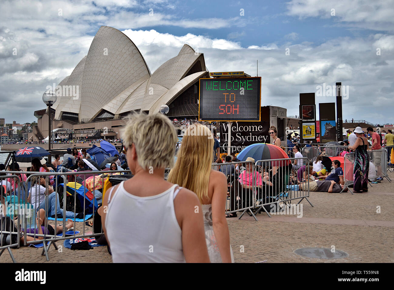 Sydney Opera House, Sydney Australien zum 31. Dezember 2011, die Menschen für das traditionelle Feuerwerk warten Stockfoto