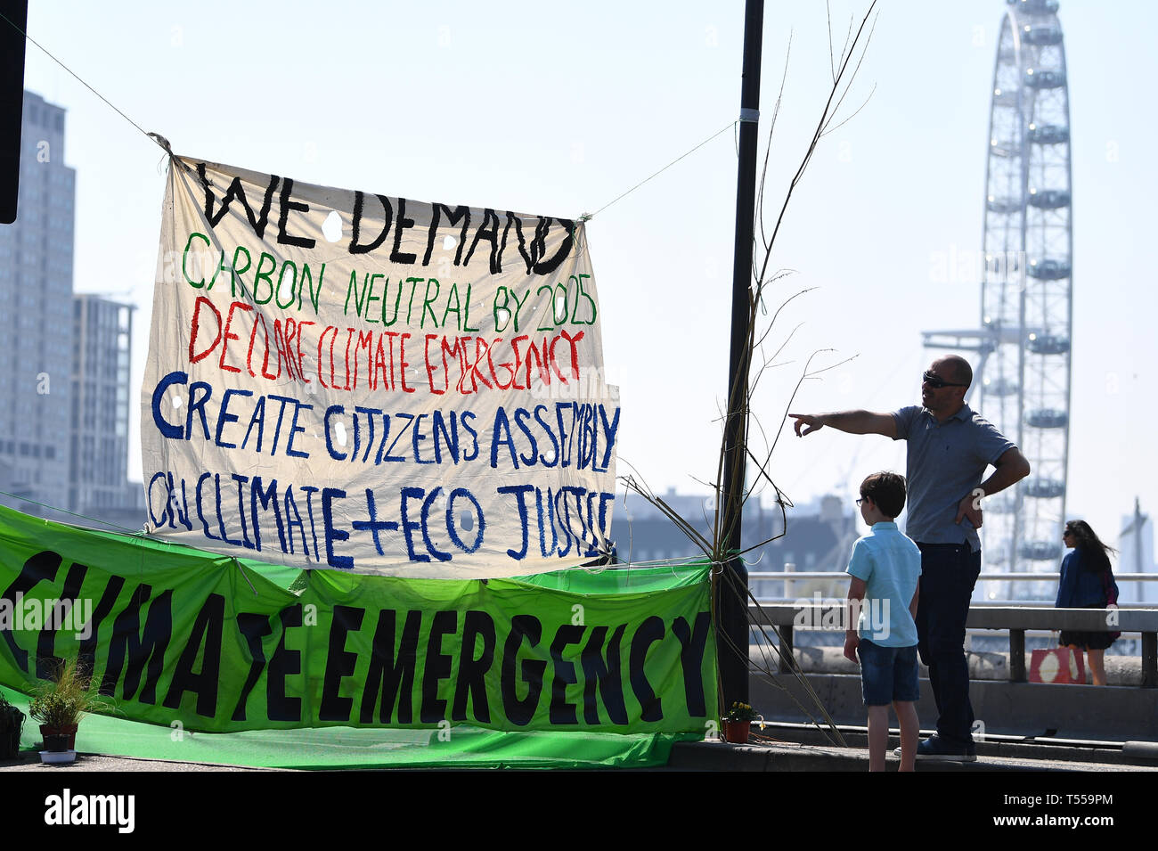 Aussterben Rebellion Demonstranten auf der Waterloo Bridge in London. Stockfoto