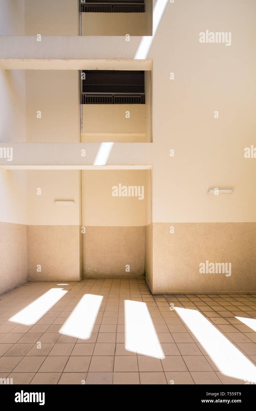 Innenraum eines Bausteins mit Lichter fallen auf den Boden. Stockfoto