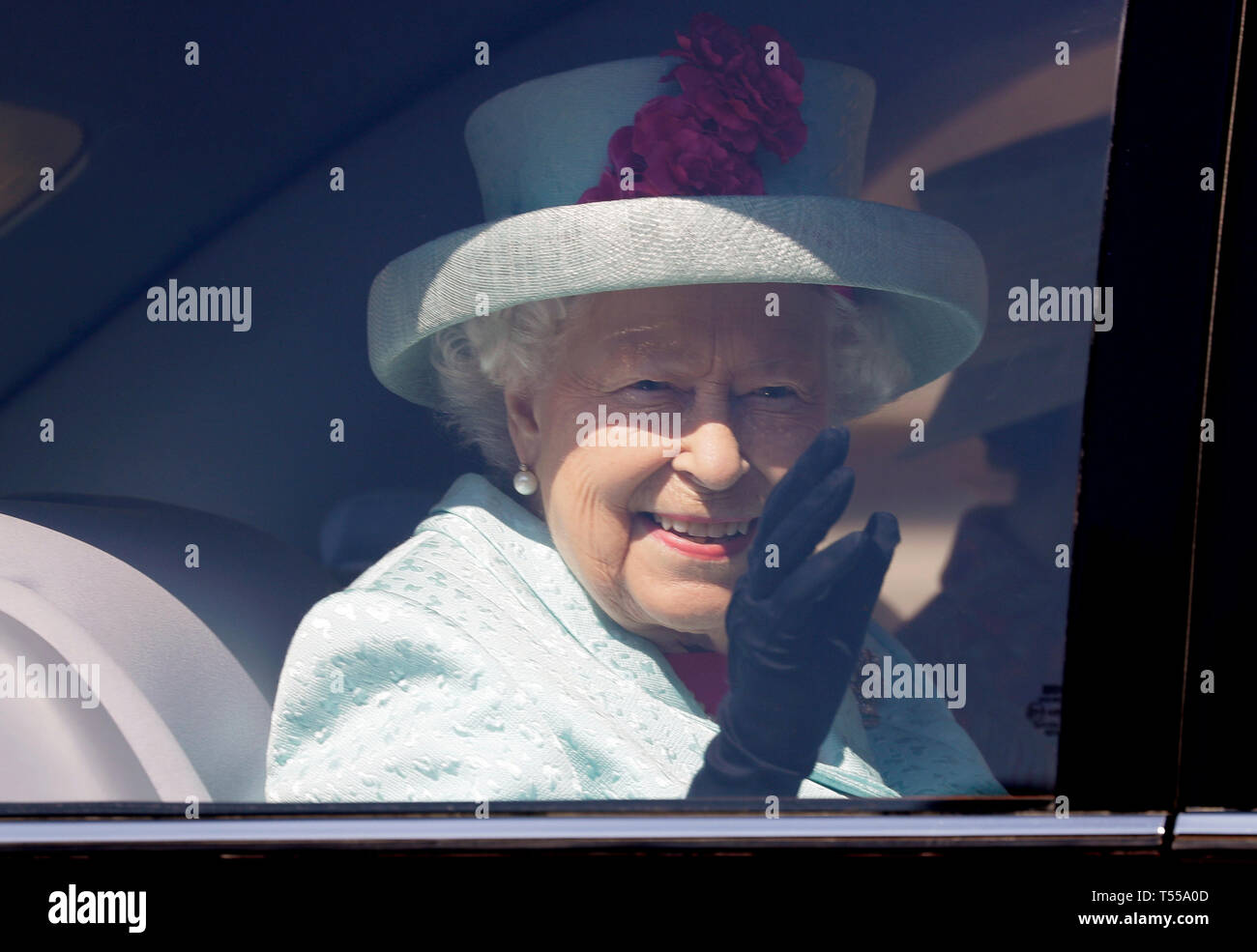 Königin Elizabeth II. ist Wellen, als Sie die Ostern Mattins Service im St George's Kapelle, Schloss Windsor, Windsor verlässt. Stockfoto