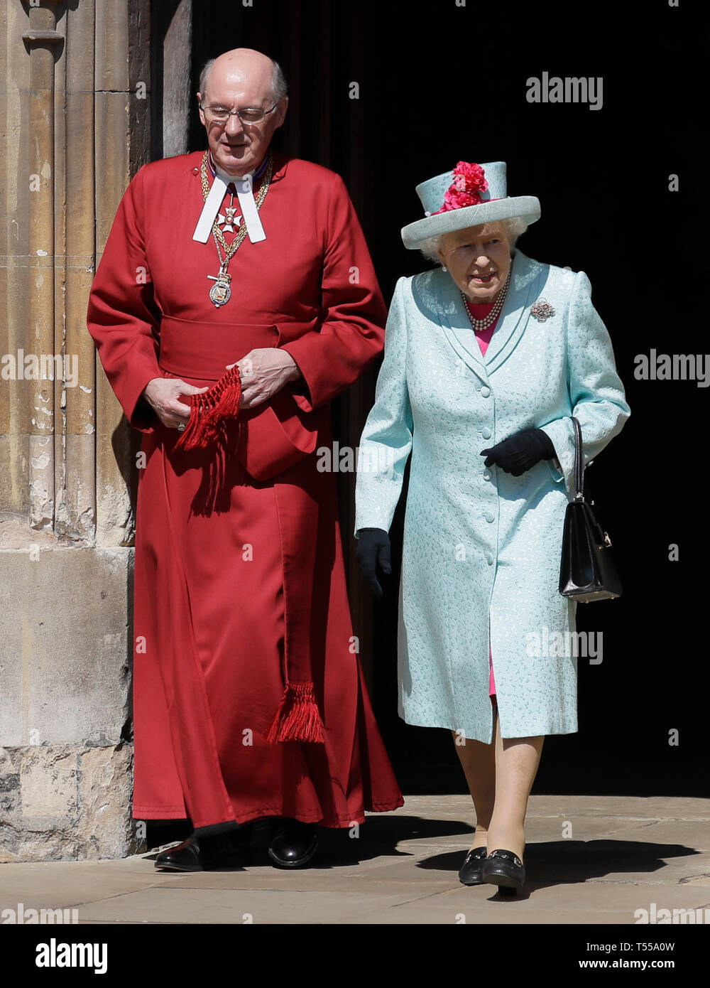 Queen Elizabeth II verlässt den Ostern Mattins Service im St George's Kapelle, Schloss Windsor, Windsor. Stockfoto