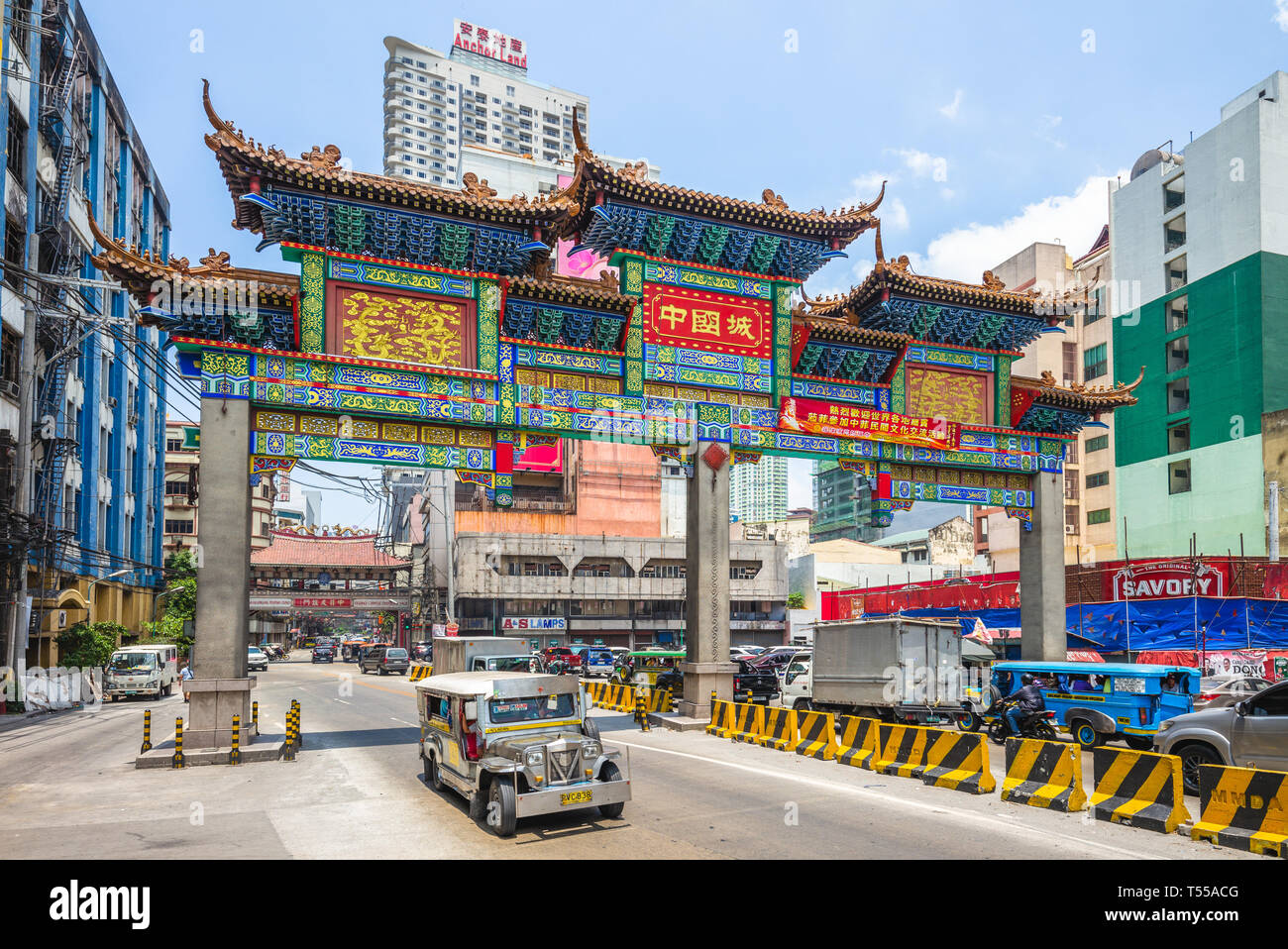 Manila, Philippinen - April 8, 2019: Die größte Chinatown Bogen der Welt in Manila, die am 23. Juni 2015 eingeweiht wurde. Stockfoto