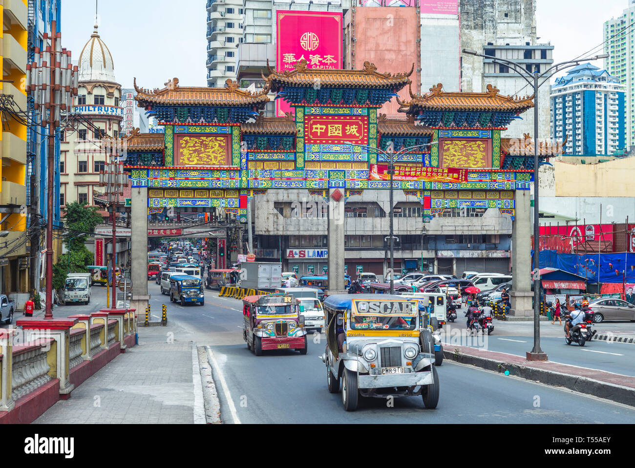 Manila, Philippinen - April 8, 2019: Die größte Chinatown Bogen der Welt in Manila, die am 23. Juni 2015 eingeweiht wurde. Stockfoto