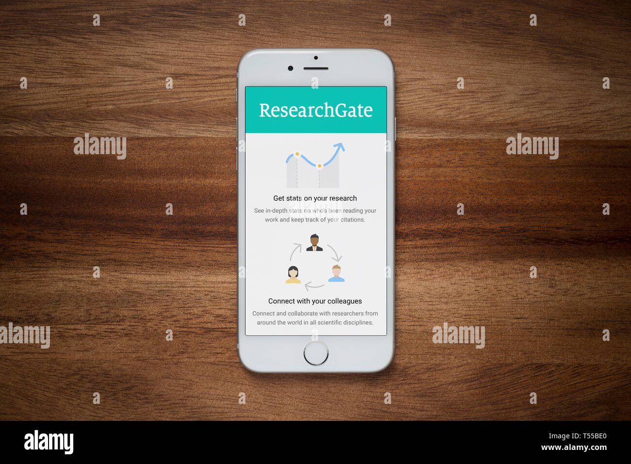 Ein iPhone zeigt die Forschung Tor Website beruht auf einem einfachen Holztisch (nur redaktionelle Nutzung). Stockfoto