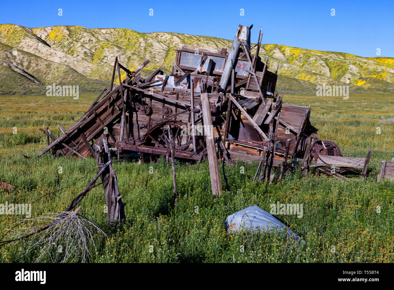 Ein verfallenes Harvester aus den 1940er Jahren langsam auf die Elemente auf der Carrizzo Ebene Carrizo Plain National Monument in Kalifornien erliegt Stockfoto