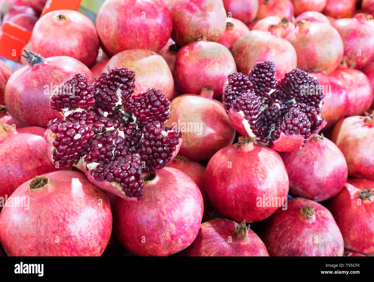 Reif Und Rote Fruchte Granatapfel Und In Vier Teile Geteilt Vor
