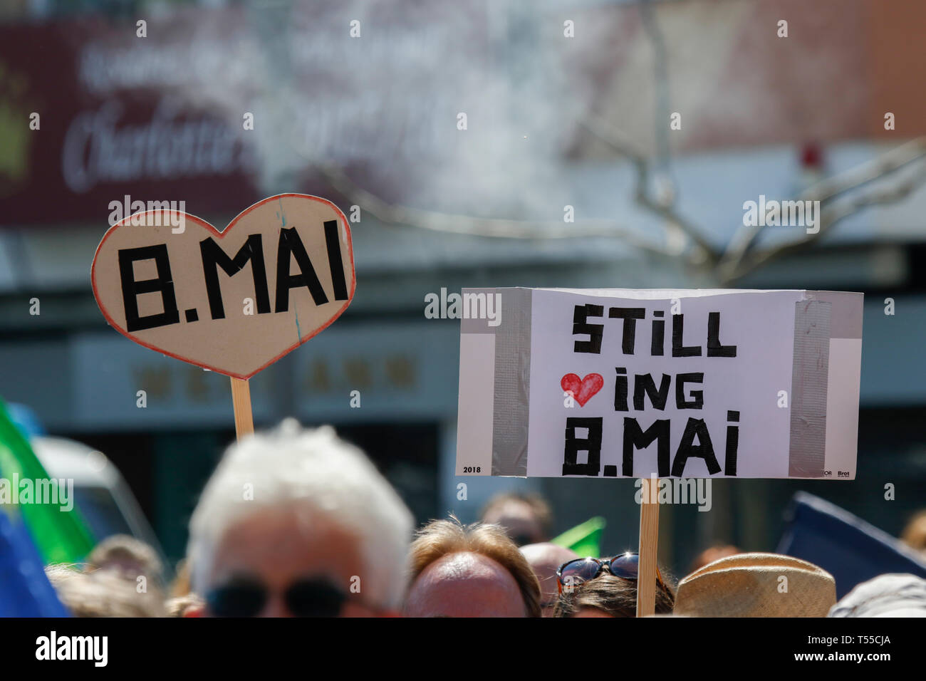 Ingelheim am Rhein, Deutschland. 20 Apr, 2019. Zwei Demonstranten halten Schilder lesen' 8. Mai" und "Bis zu Lieben 8. Mai", ein Hinweis auf die 8. Mai 1945, des Tages, Deutschland übergab nach dem Zweiten Weltkrieg. Rund 2.000 Demonstranten protestierten in Ingelheim gegen den Marsch organisiert von der rechten Partei 'Die Rechte' (rechts). Die Lautsprecher auf den Kundgebungen Beschwerde gegen die Politik der deutschen Regierung und der Förderung der Stimme für rechte Sterben" in der bevorstehenden Europawahl. Der März war jedoch auf dem Geburtstag von Adolf Hitler organisiert. Quelle: Michael Debets/Pacific Press/Alamy leben Nachrichten Stockfoto